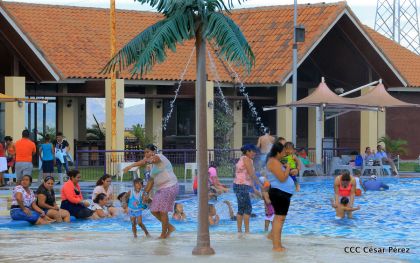 Parque acuático y Xiloá reciben a familias capitalinas en paz y alegría