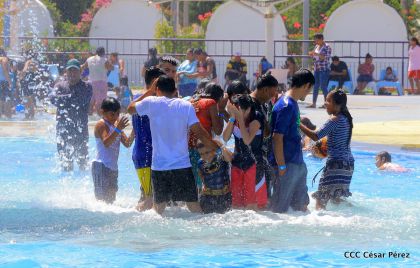 Parque acuático y Xiloá reciben a familias capitalinas en paz y alegría