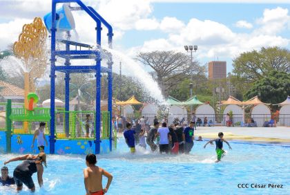 Parque acuático y Xiloá reciben a familias capitalinas en paz y alegría