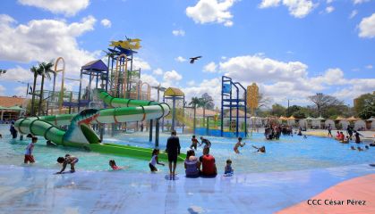 Parque acuático y Xiloá reciben a familias capitalinas en paz y alegría