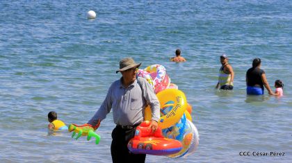 Parque acuático y Xiloá reciben a familias capitalinas en paz y alegría