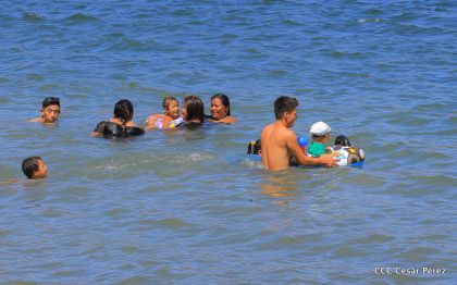 Parque acuático y Xiloá reciben a familias capitalinas en paz y alegría