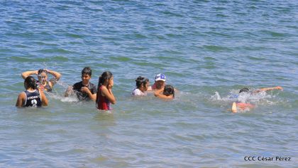 Parque acuático y Xiloá reciben a familias capitalinas en paz y alegría