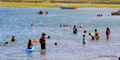 Parque acuático y Xiloá reciben a familias capitalinas en paz y alegría