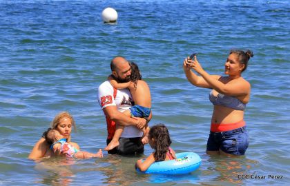 Parque acuático y Xiloá reciben a familias capitalinas en paz y alegría