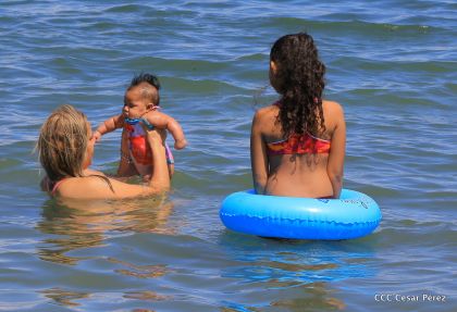 Parque acuático y Xiloá reciben a familias capitalinas en paz y alegría