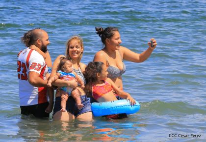 Parque acuático y Xiloá reciben a familias capitalinas en paz y alegría