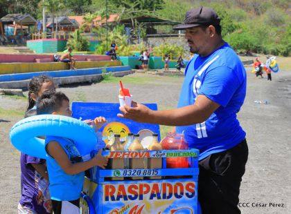 Parque acuático y Xiloá reciben a familias capitalinas en paz y alegría
