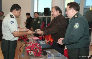 Daniel clausura IX Curso Anual en Defensa y Seguridad del Ejército