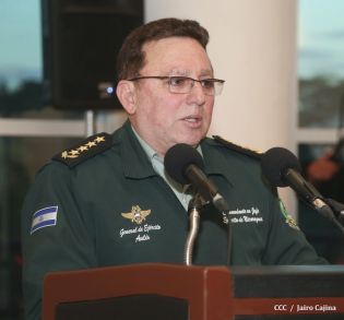 Daniel clausura IX Curso Anual en Defensa y Seguridad del Ejército