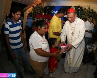 Familias acompañan al Cardenal Miguel en celebración de la Inmaculada Concepción de María