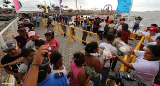 Miles asisten a la celebración de la Purísima Acuática