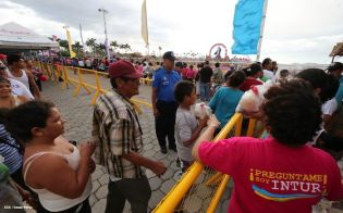 Miles asisten a la celebración de la Purísima Acuática