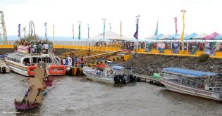 Miles asisten a la celebración de la Purísima Acuática