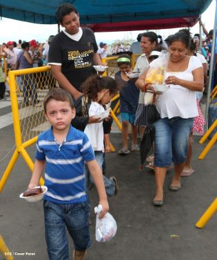 Miles asisten a la celebración de la Purísima Acuática