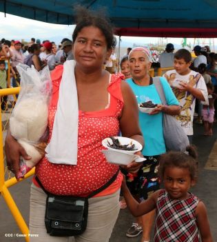 Miles asisten a la celebración de la Purísima Acuática