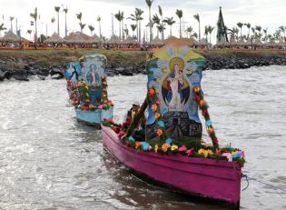 Miles asisten a la celebración de la Purísima Acuática