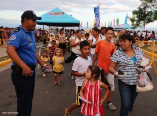 Miles asisten a la celebración de la Purísima Acuática