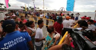 Miles asisten a la celebración de la Purísima Acuática