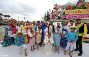 Miles asisten a la celebración de la Purísima Acuática