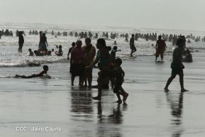 Veraneantes disfrutan de las playas de Pochomil y Masachapa