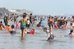 Veraneantes disfrutan de las playas de Pochomil y Masachapa