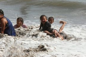 Veraneantes disfrutan de las playas de Pochomil y Masachapa