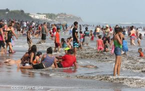Veraneantes disfrutan de las playas de Pochomil y Masachapa
