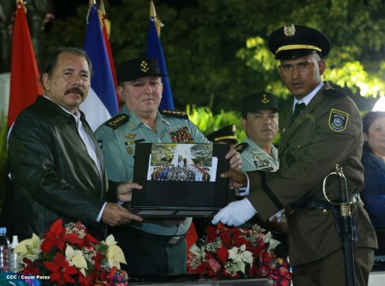 Daniel y Rosario presiden XVIII acto de graduación de cadetes del Ejército