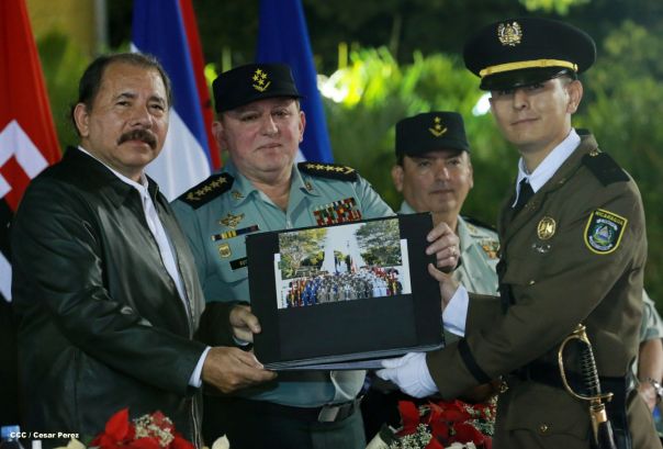 Daniel y Rosario presiden XVIII acto de graduación de cadetes del Ejército