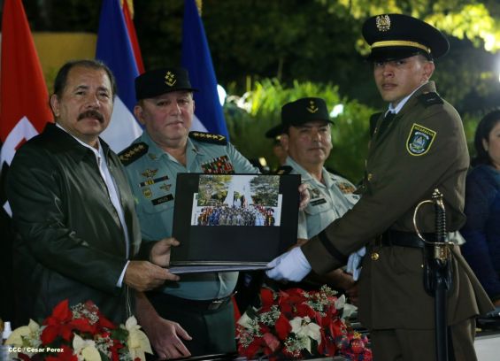 Daniel y Rosario presiden XVIII acto de graduación de cadetes del Ejército