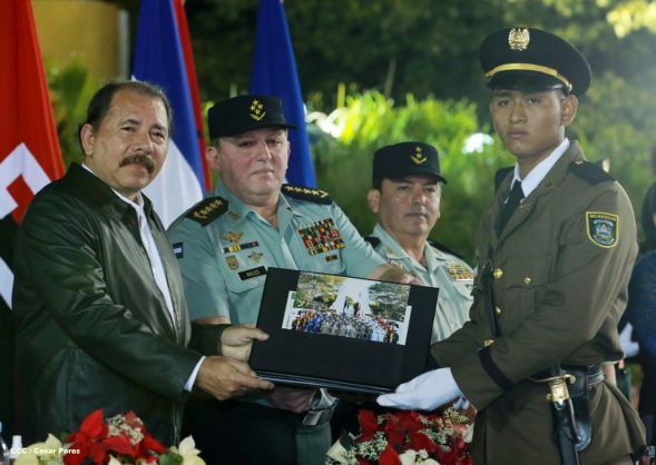 Daniel y Rosario presiden XVIII acto de graduación de cadetes del Ejército