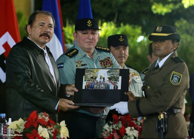 Daniel y Rosario presiden XVIII acto de graduación de cadetes del Ejército