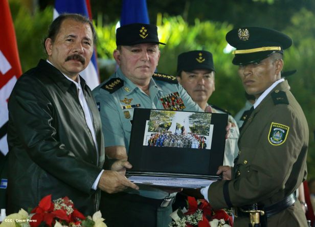 Daniel y Rosario presiden XVIII acto de graduación de cadetes del Ejército