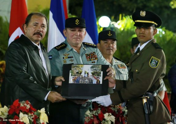 Daniel y Rosario presiden XVIII acto de graduación de cadetes del Ejército