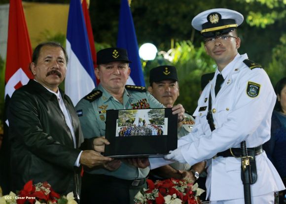 Daniel y Rosario presiden XVIII acto de graduación de cadetes del Ejército