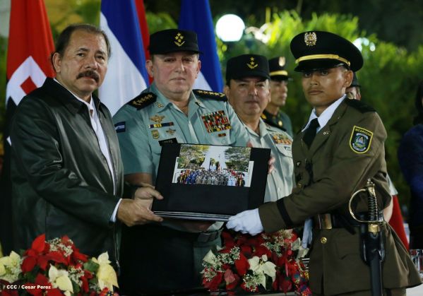 Daniel y Rosario presiden XVIII acto de graduación de cadetes del Ejército