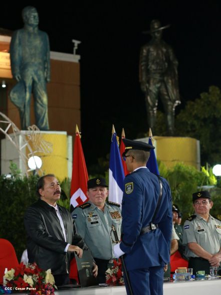 Daniel y Rosario presiden XVIII acto de graduación de cadetes del Ejército
