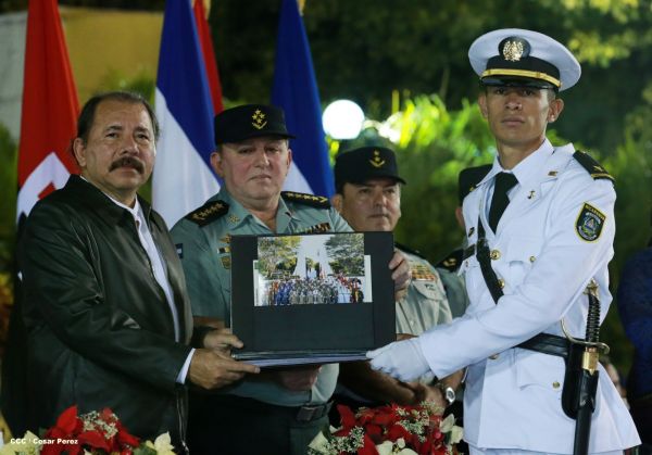 Daniel y Rosario presiden XVIII acto de graduación de cadetes del Ejército