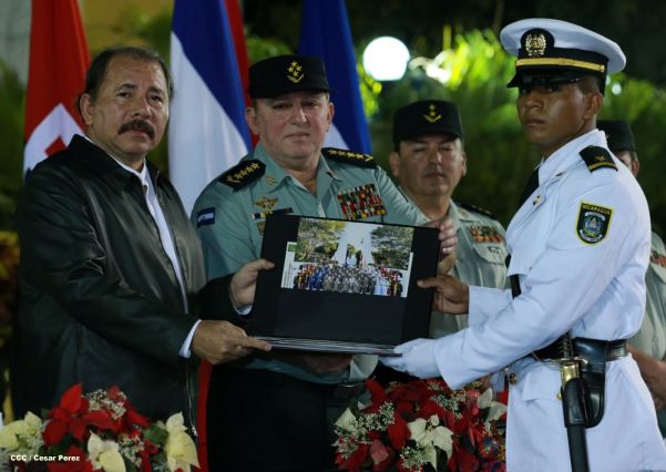 Daniel y Rosario presiden XVIII acto de graduación de cadetes del Ejército