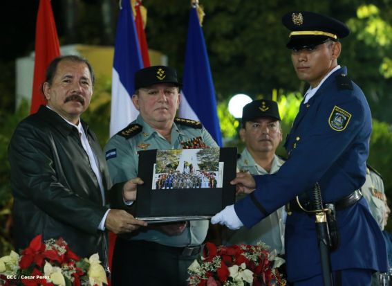 Daniel y Rosario presiden XVIII acto de graduación de cadetes del Ejército