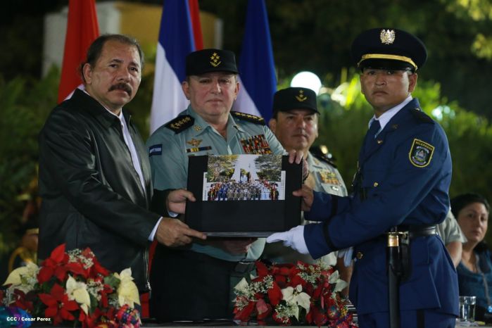 Daniel y Rosario presiden XVIII acto de graduación de cadetes del Ejército