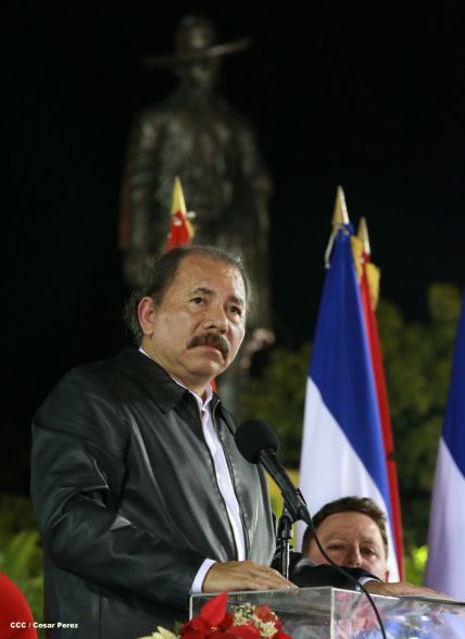 Daniel y Rosario presiden XVIII acto de graduación de cadetes del Ejército