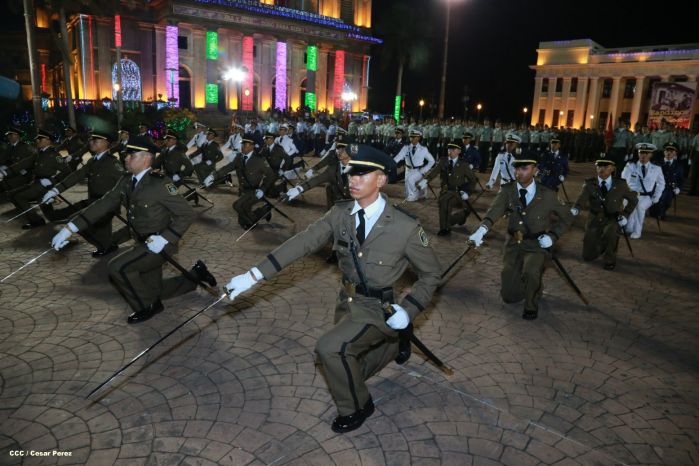 Daniel y Rosario presiden XVIII acto de graduación de cadetes del Ejército