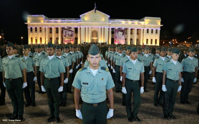 Daniel y Rosario presiden XVIII acto de graduación de cadetes del Ejército