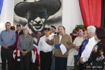 Presidente Daniel condecora póstumamente al compañero Raúl Venerio