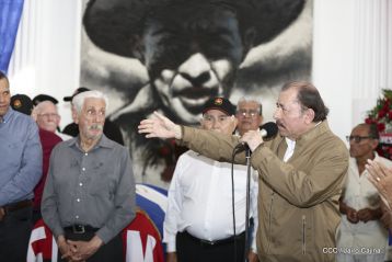 Presidente Daniel condecora póstumamente al compañero Raúl Venerio