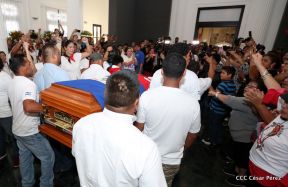 Homenaje al héroe del amor Bismarck Martínez