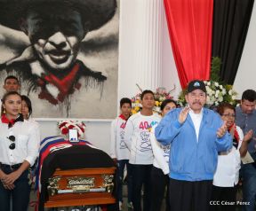 Homenaje al héroe del amor Bismarck Martínez