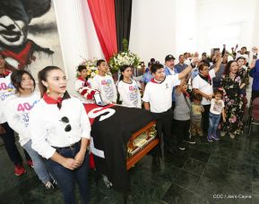 Homenaje al héroe del amor Bismarck Martínez